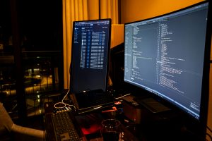 リスク分析と脆弱性管理を象徴するサイバーセキュリティのインジケーターとデジタルグラフ