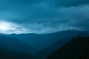 暗闇に浮かぶクラウド（くも）